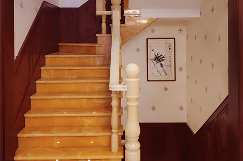 涟水中式别墅室内汉白玉石楼梯的定制安装装饰效果